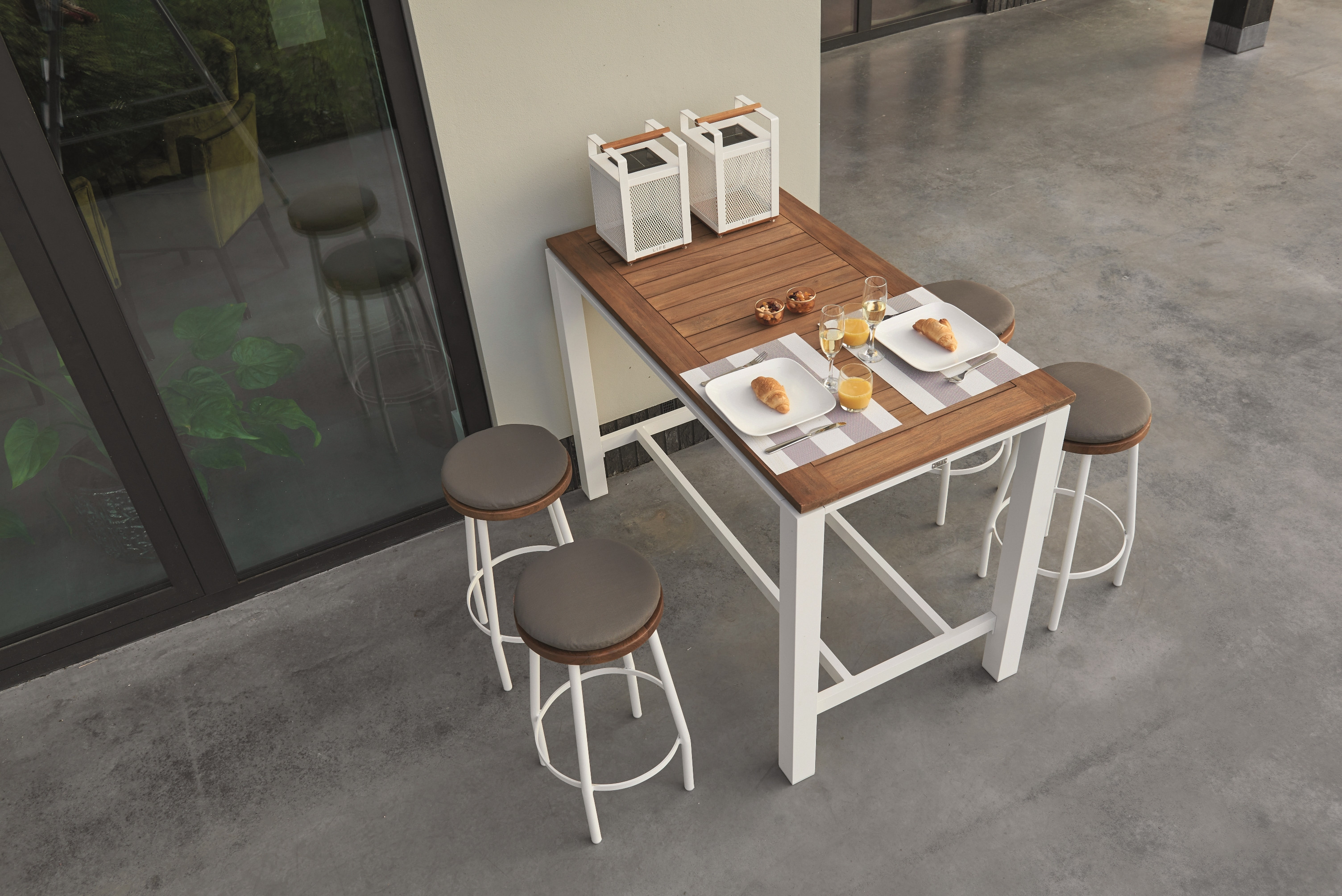 Concept Bar with Canada Bar Stools